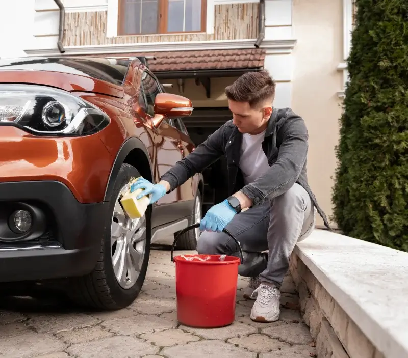 Lavage auto à domicile Peuton : professionnel intervenant sur un véhicule